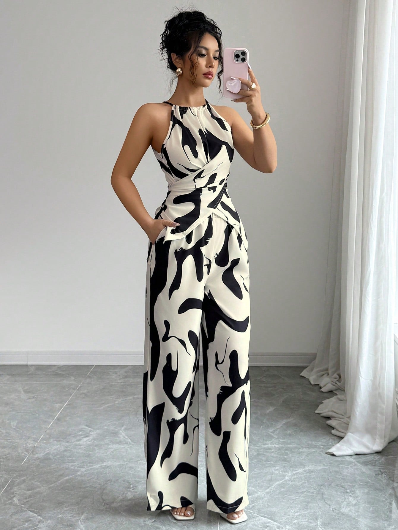 Combinaison femme dos nu imprimé noir et blanc