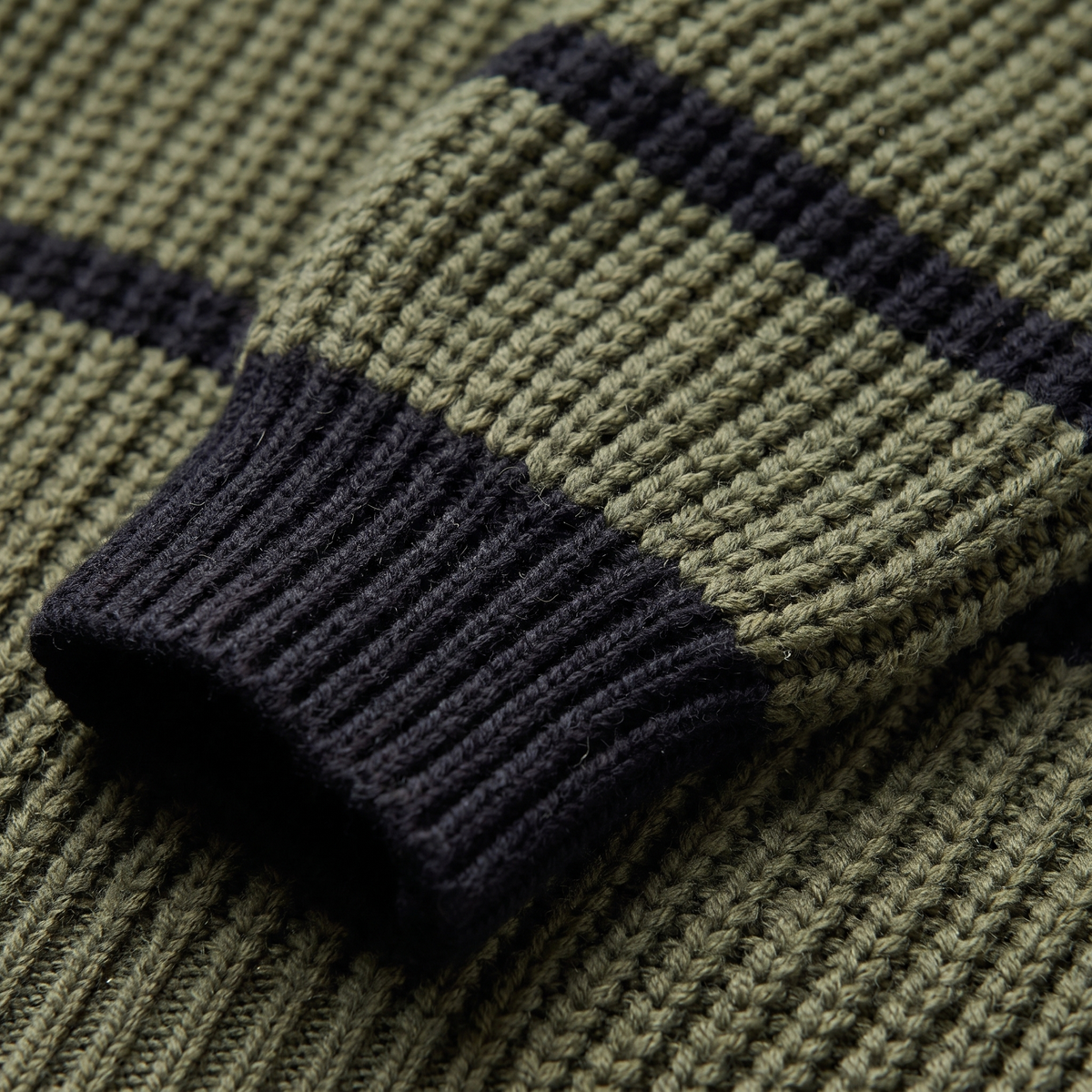 Stribet sweater med ståkrave til kvinder - Blød og moderne