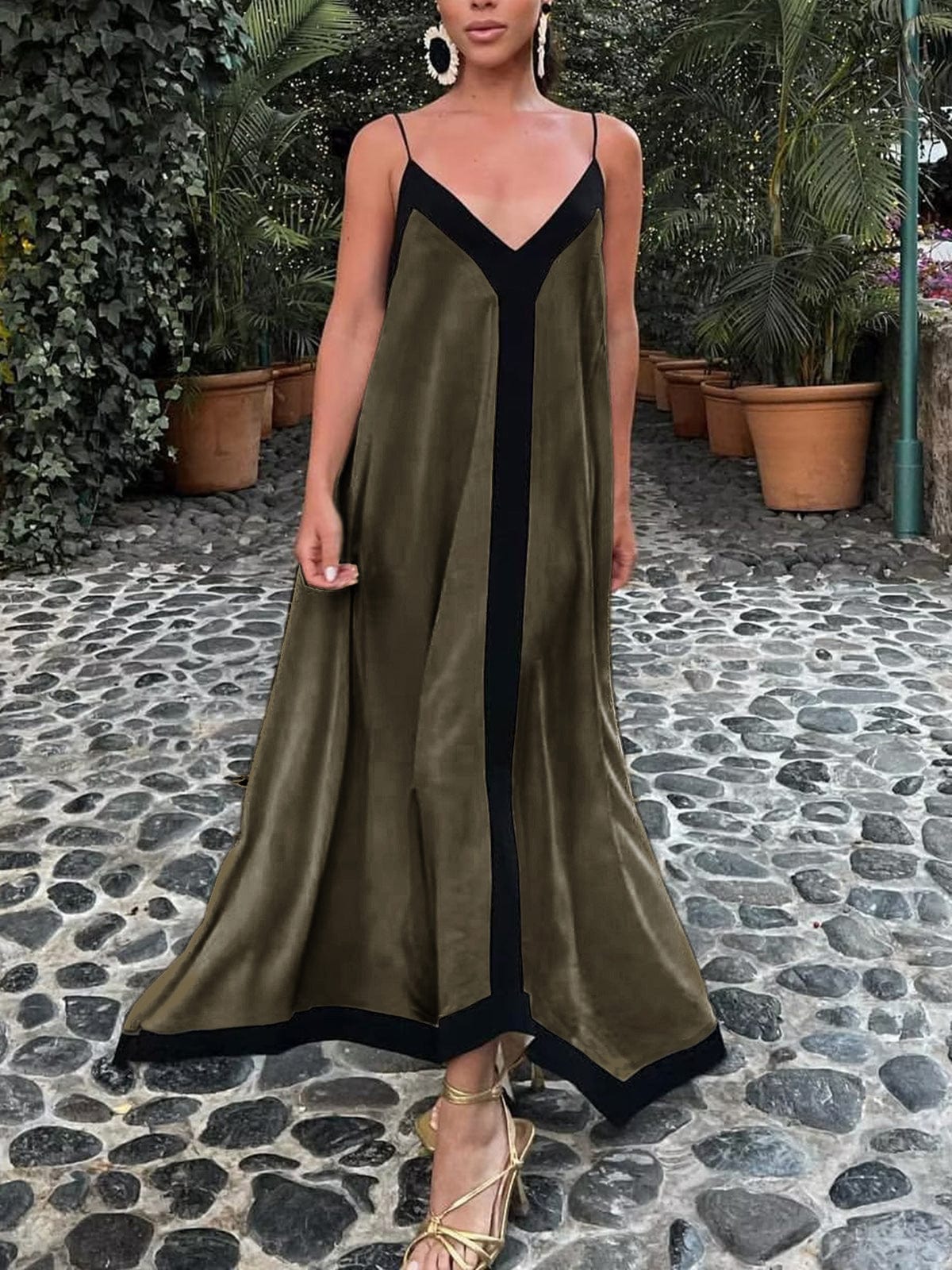 Robe Longue Élégante à Fines Bretelles pour Femme – Décolleté en V et Coupe Fluide