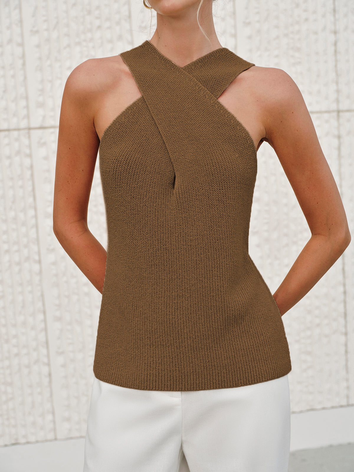 Elegant women's halter top – Refined sleeveless summer blouse