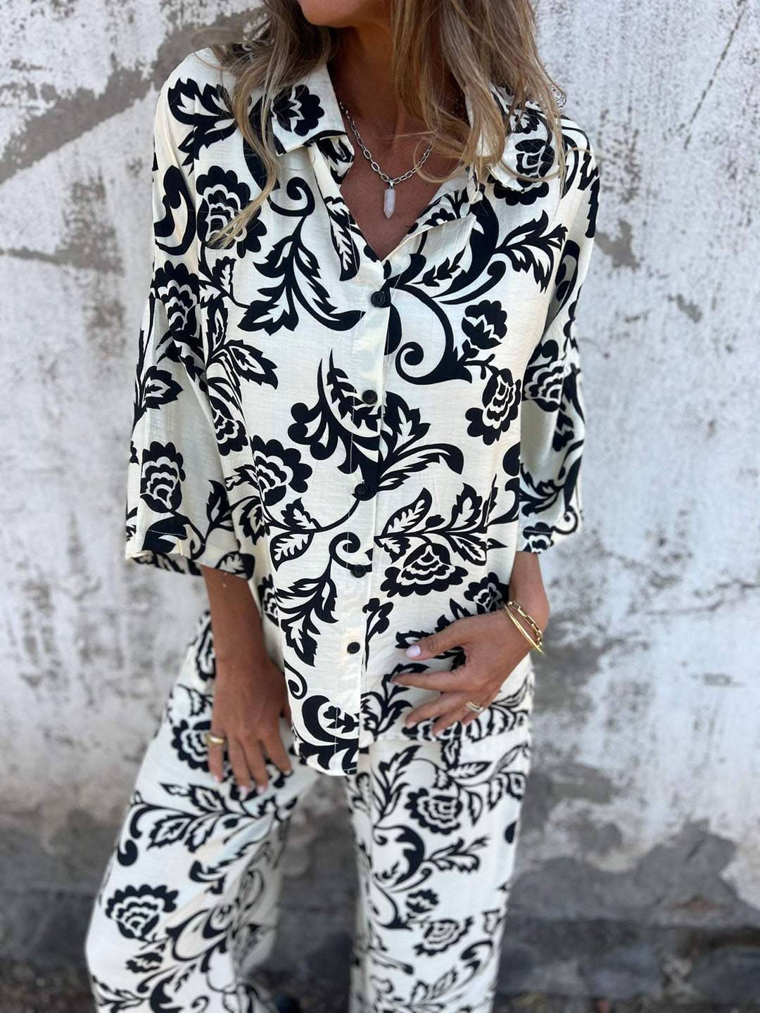 Ensemble deux pièces décontracté avec motif feuilles et pantalon large