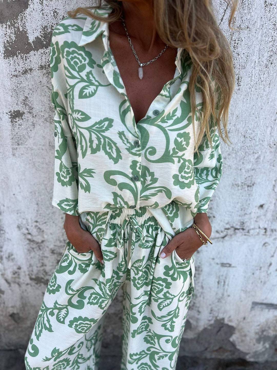 Ensemble deux pièces décontracté avec motif feuilles et pantalon large
