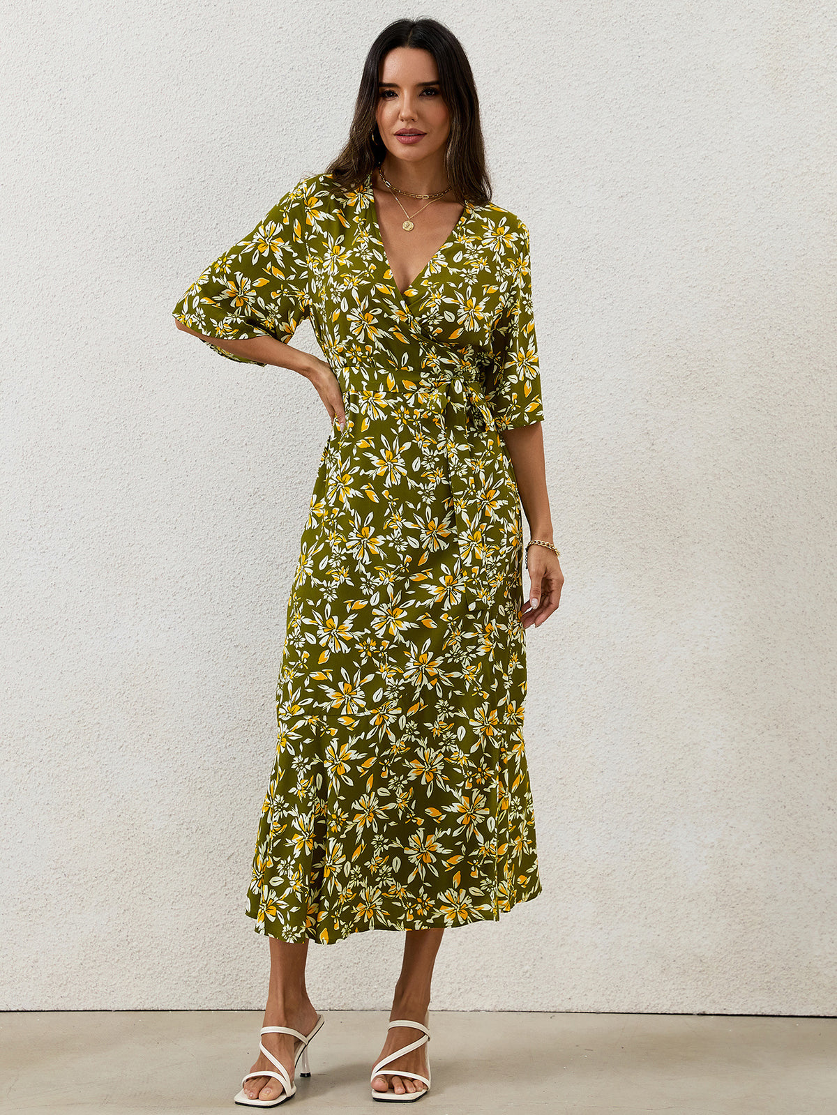 Women's fitted dress with half sleeves and straps - Elegant and flattering