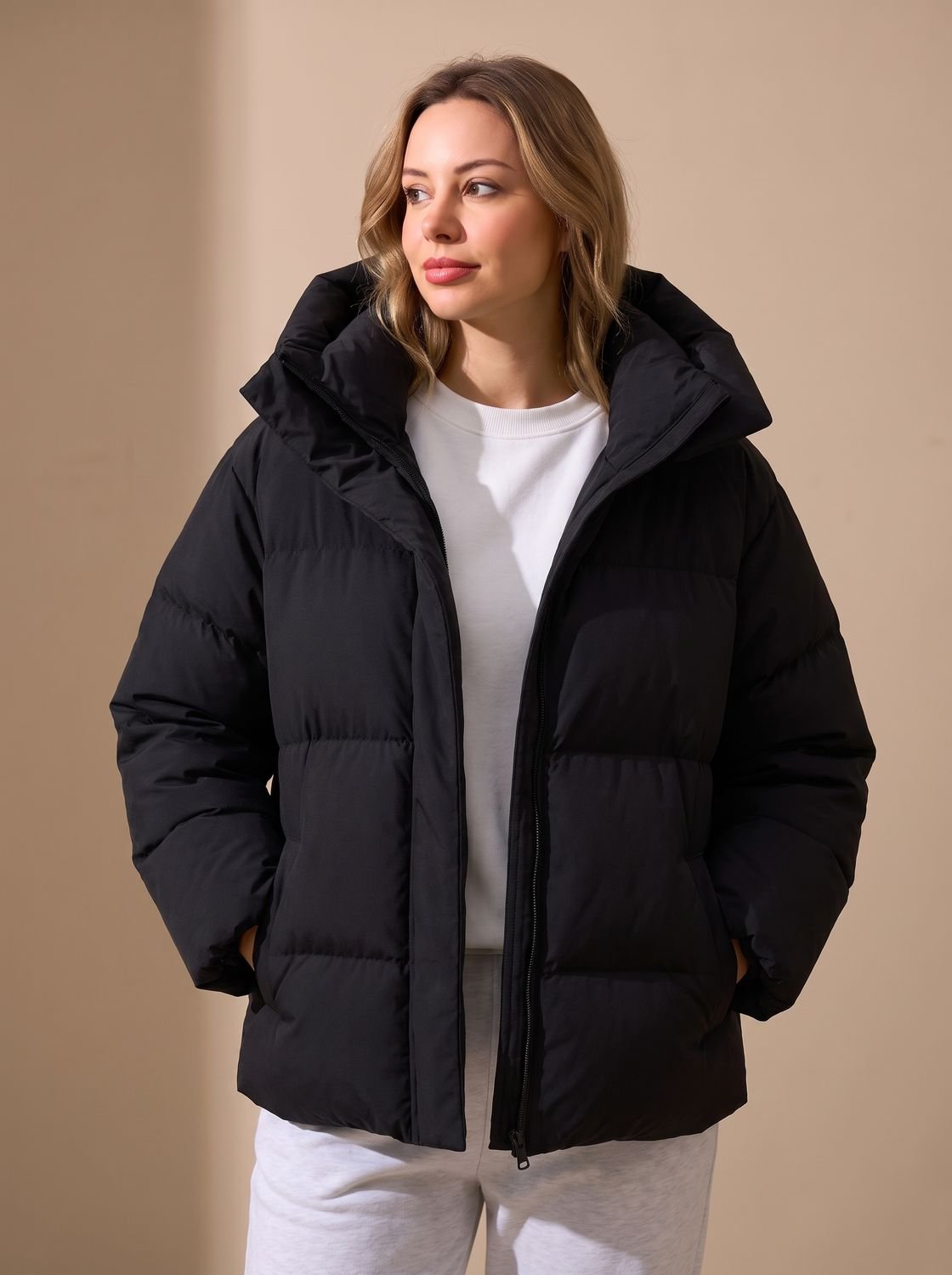 Women's oversized hooded puffer jacket - Warm and modern