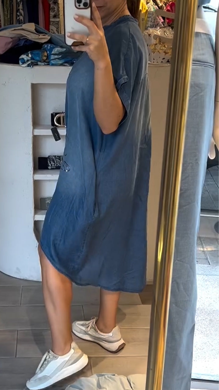 Robe en jean décontractée pour femme avec col en V et boutons, idéale pour un style quotidien