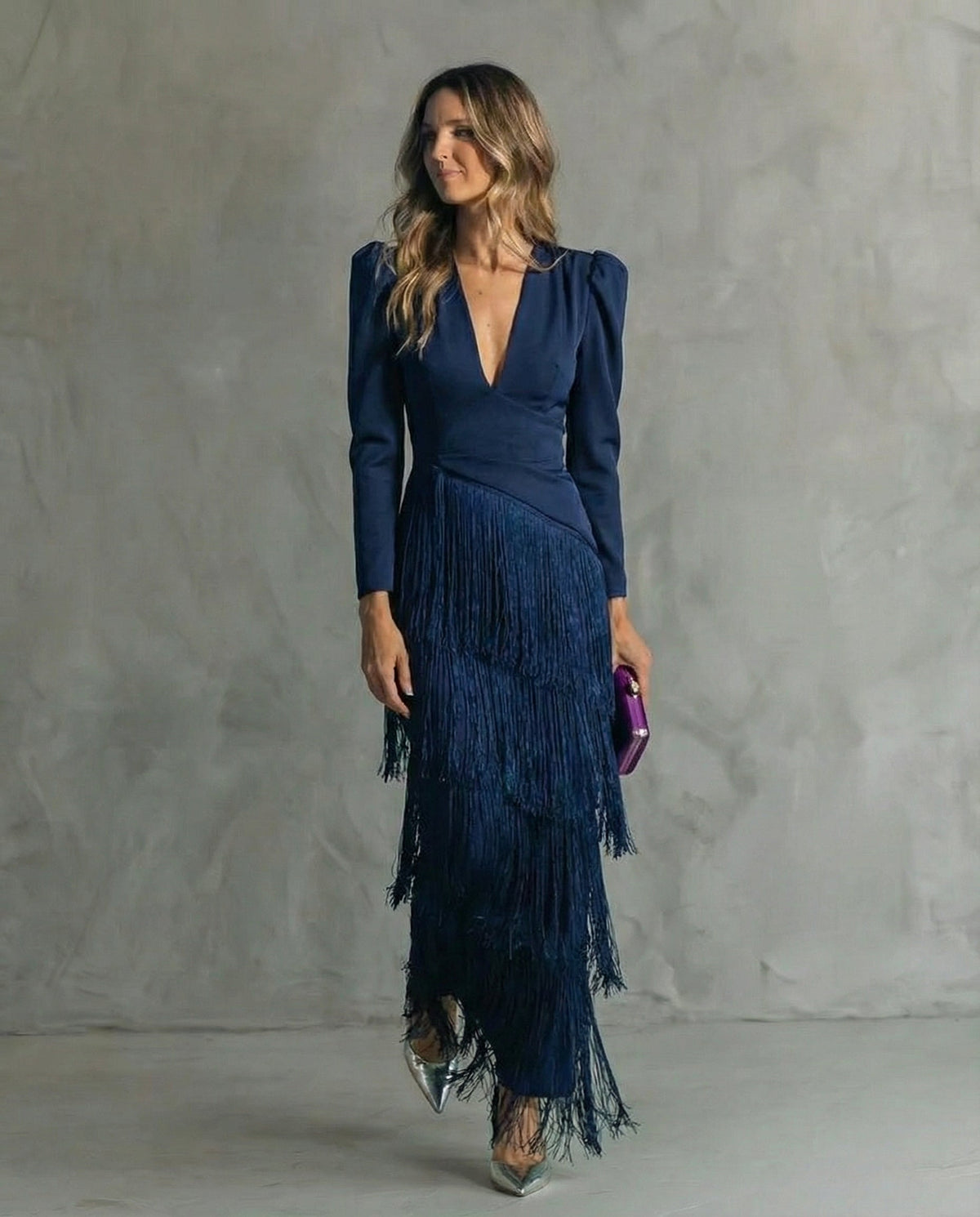 Elegant women's dress with fringed sleeves - Chic and refined