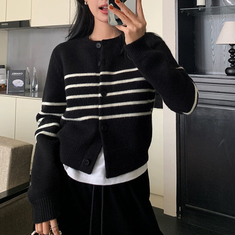 Cardigan da donna in maglia a righe con collo rotondo – Un modello casual e confortevole, ideale per vestirsi a strati ogni giorno