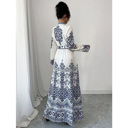 Robe Longue Élégante à Taille Ajustée et Manches Longues – Style Arabe