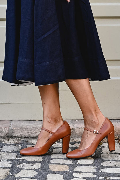 Women's pumps with wide heel – Round toe and adjustable buckle strap