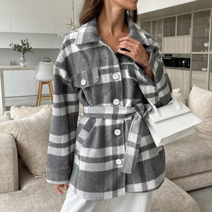 Women’s plaid coat with a wide tie collar – Chic and cozy