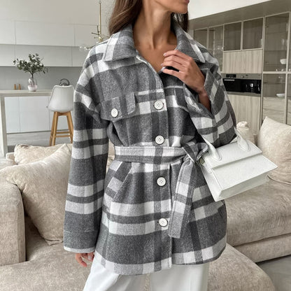 Women’s plaid coat with a wide tie collar – Chic and cozy