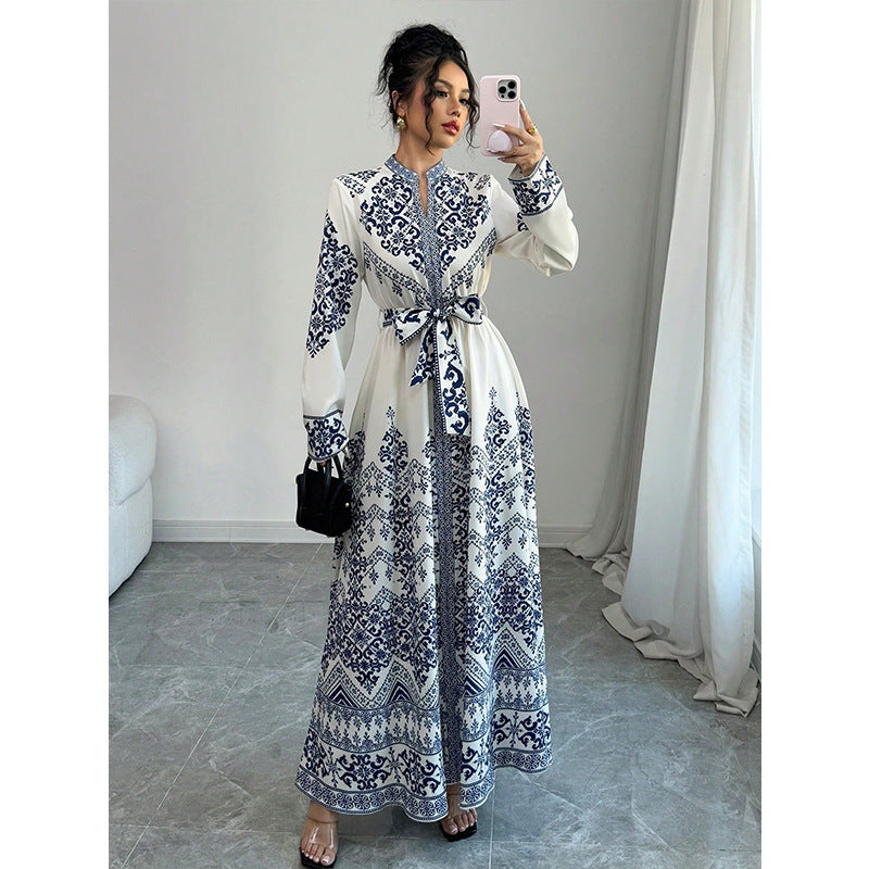 Robe Longue Élégante à Taille Ajustée et Manches Longues – Style Arabe