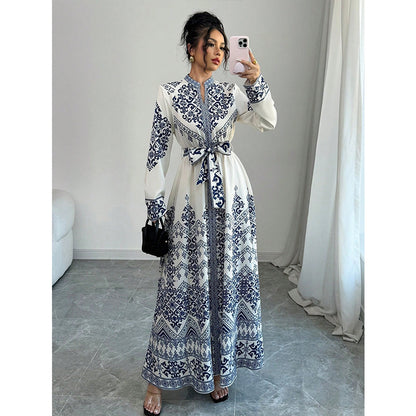 Robe Longue Élégante à Taille Ajustée et Manches Longues – Style Arabe