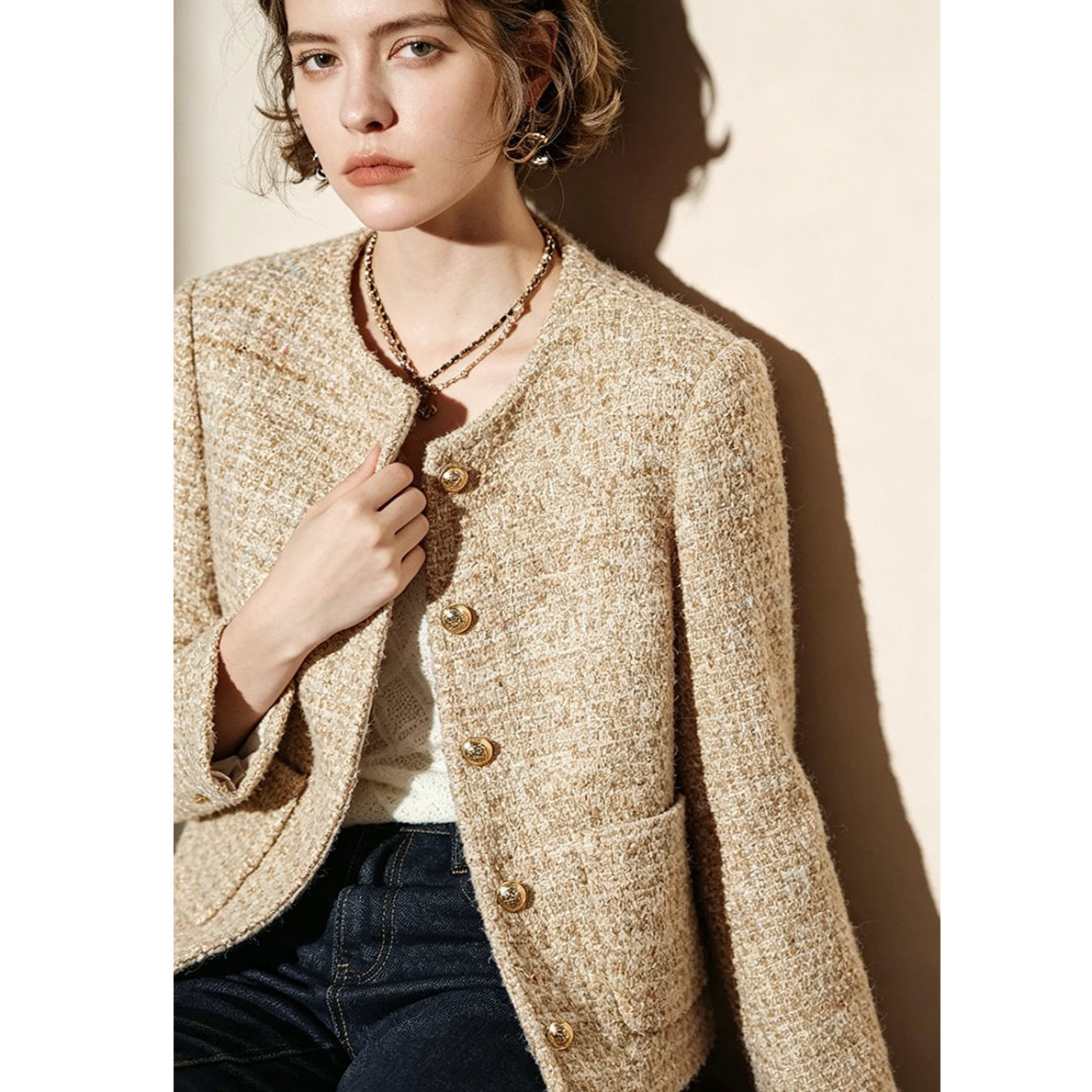 Chaqueta corta de mujer con botones dorados - Elegante y estructurada