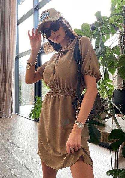 Vestido de mujer con cuello de solapa y cintura marcada