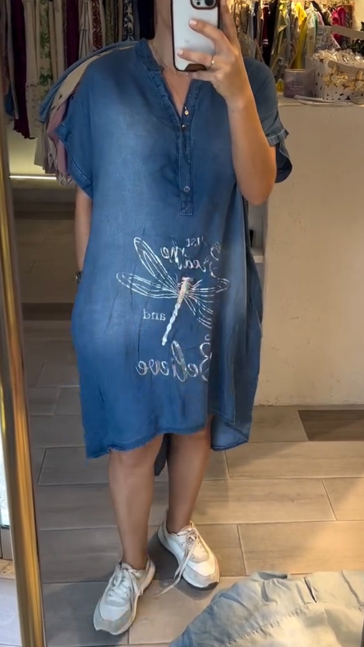 Robe en jean décontractée pour femme avec col en V et boutons, idéale pour un style quotidien