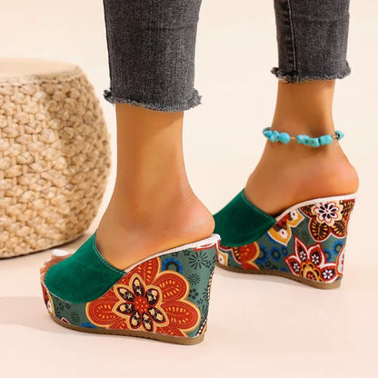 Sandales compensées en velours pour femme – Un style estival élégant et confortable, idéal pour les soirées