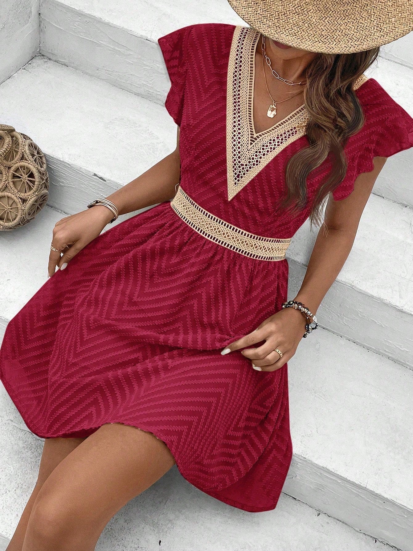 Robe d’été courte avec détails en crochet pour femmes