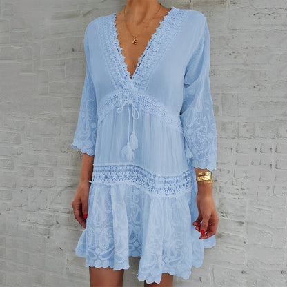 Robe courte à fleurs avec col en V – Élégance bohème et féminine