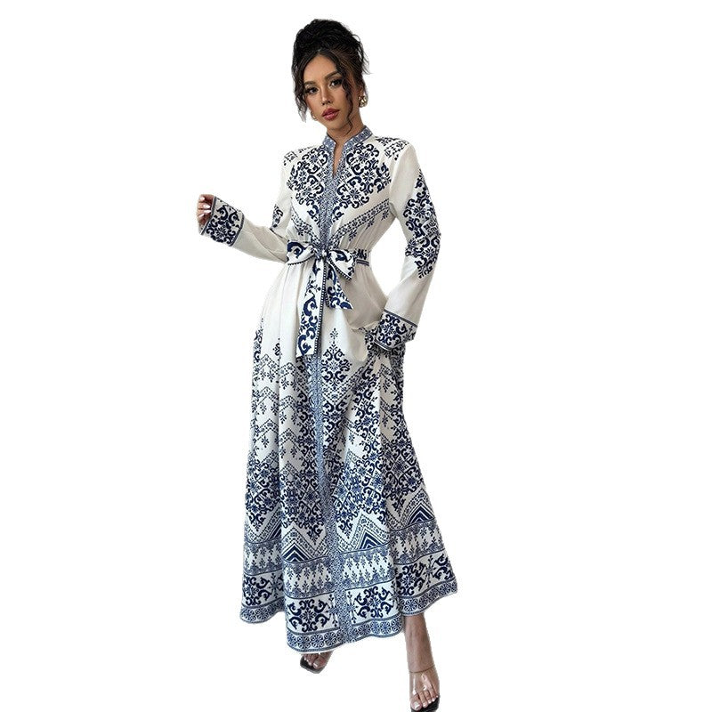Robe Longue Élégante à Taille Ajustée et Manches Longues – Style Arabe