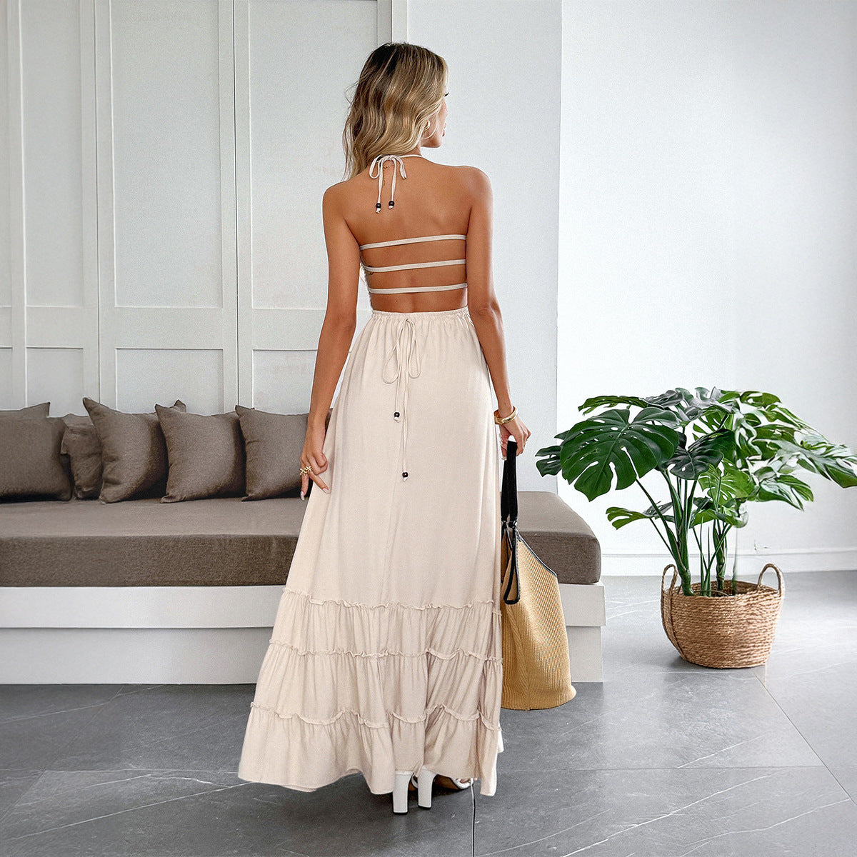 Vestito da donna con collo halter e gonna fluida a volant