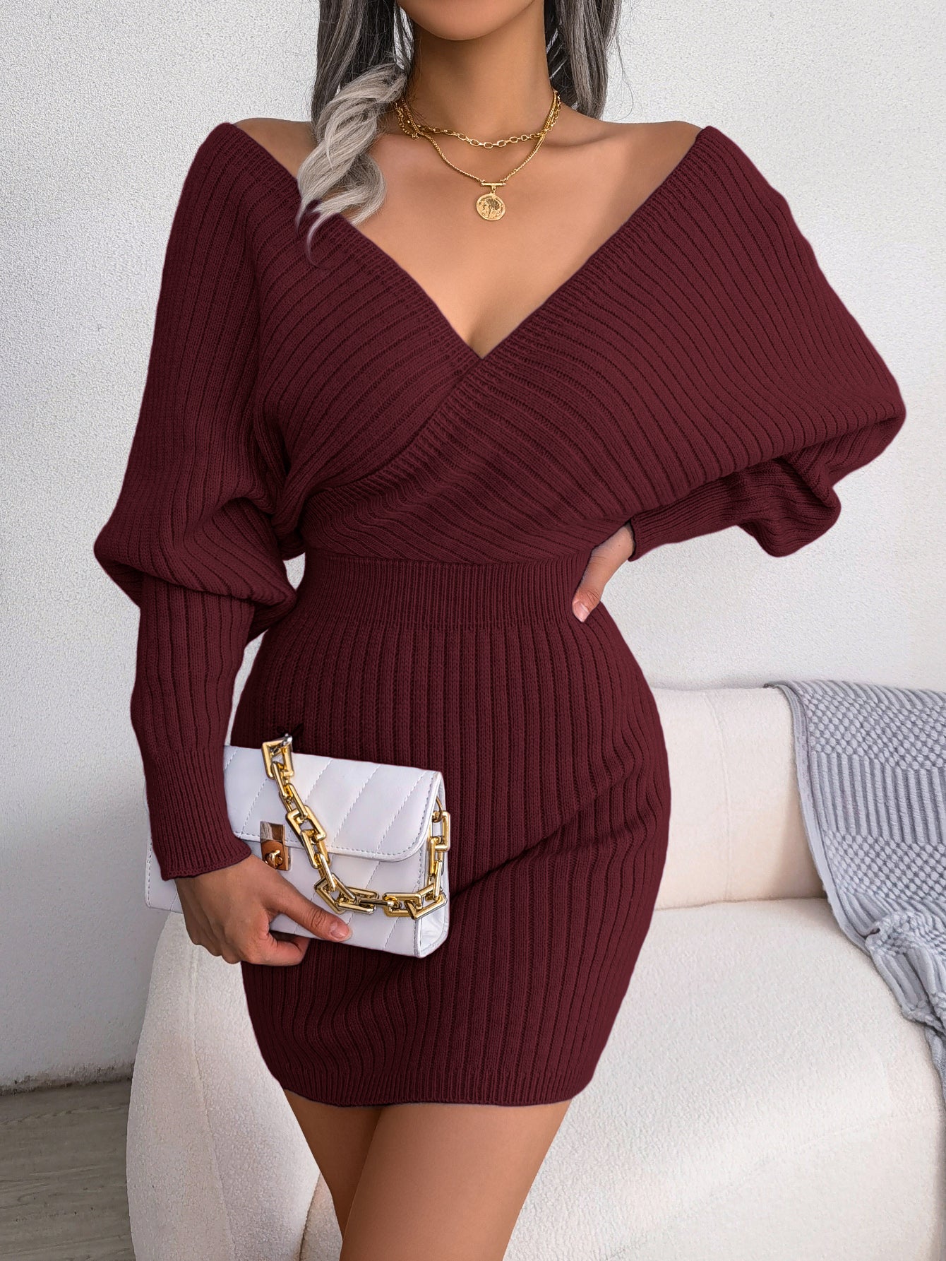 Vestido ajustado de mujer con cuello en V cruzado