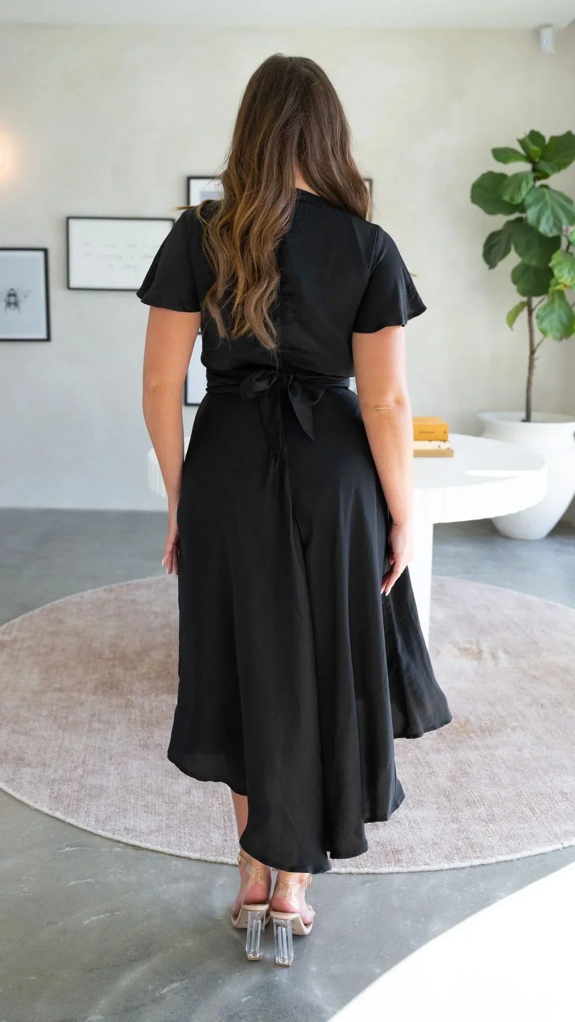 Robe midi satinée élégante à col en V profond pour femme – Manches papillon et jupe fluide asymétrique