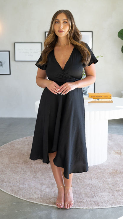 Robe midi satinée élégante à col en V profond pour femme – Manches papillon et jupe fluide asymétrique