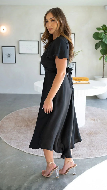 Robe midi satinée élégante à col en V profond pour femme – Manches papillon et jupe fluide asymétrique