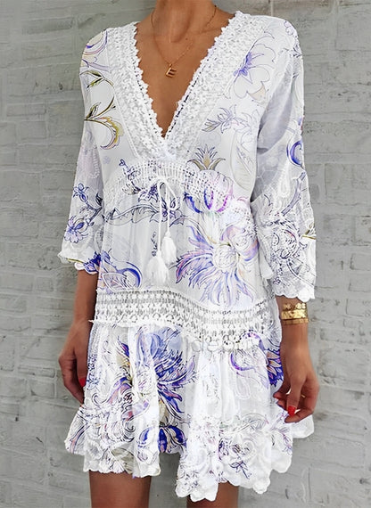 Robe courte à fleurs avec col en V – Élégance bohème et féminine