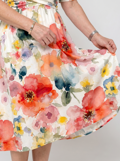 Women's floral midi dress with V-neck and short sleeves - Light and flattering