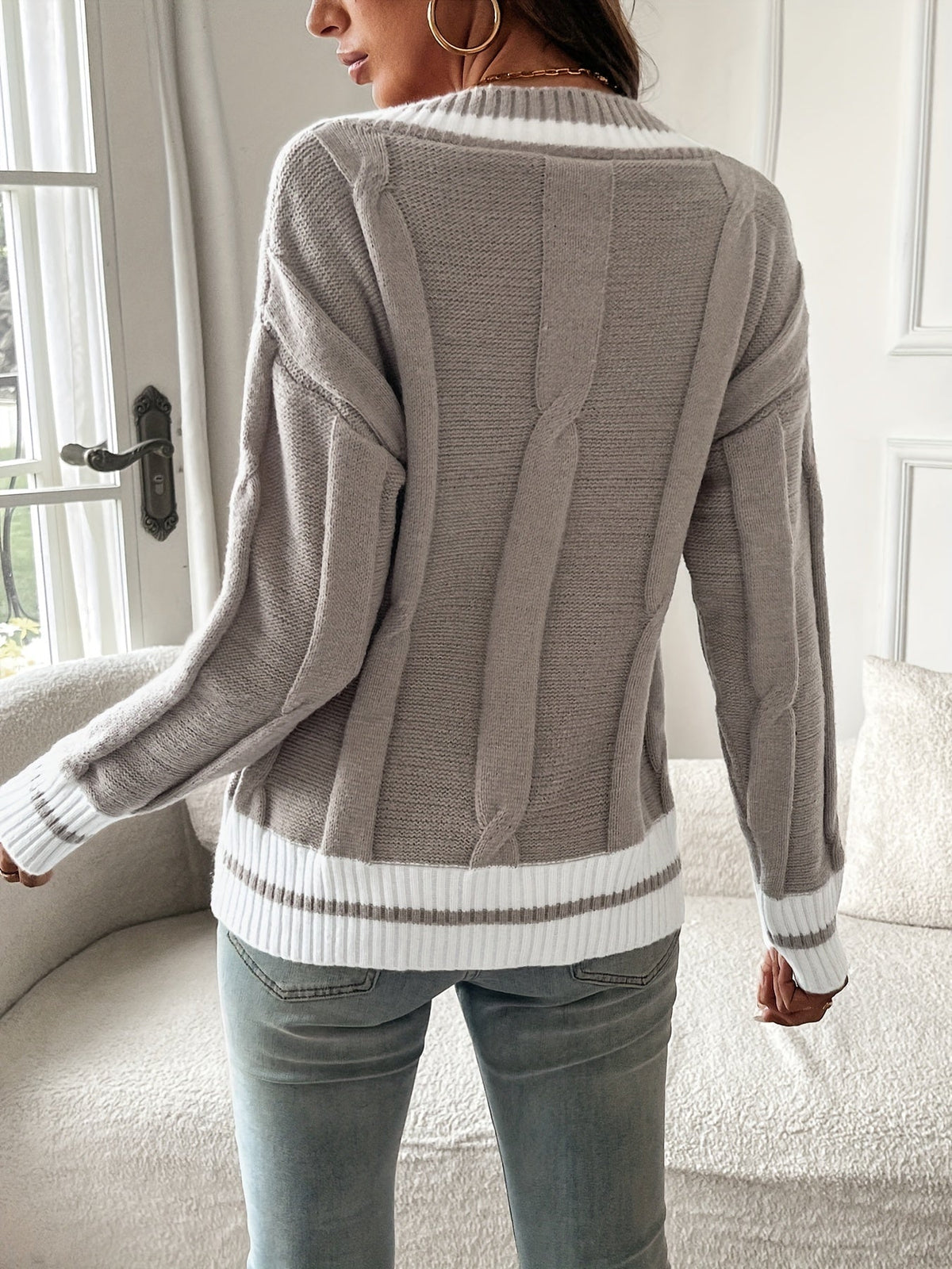 Elegant women's V-neck sweater - Soft and versatile