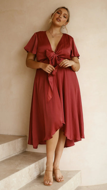 Robe midi satinée élégante à col en V profond pour femme – Manches papillon et jupe fluide asymétrique