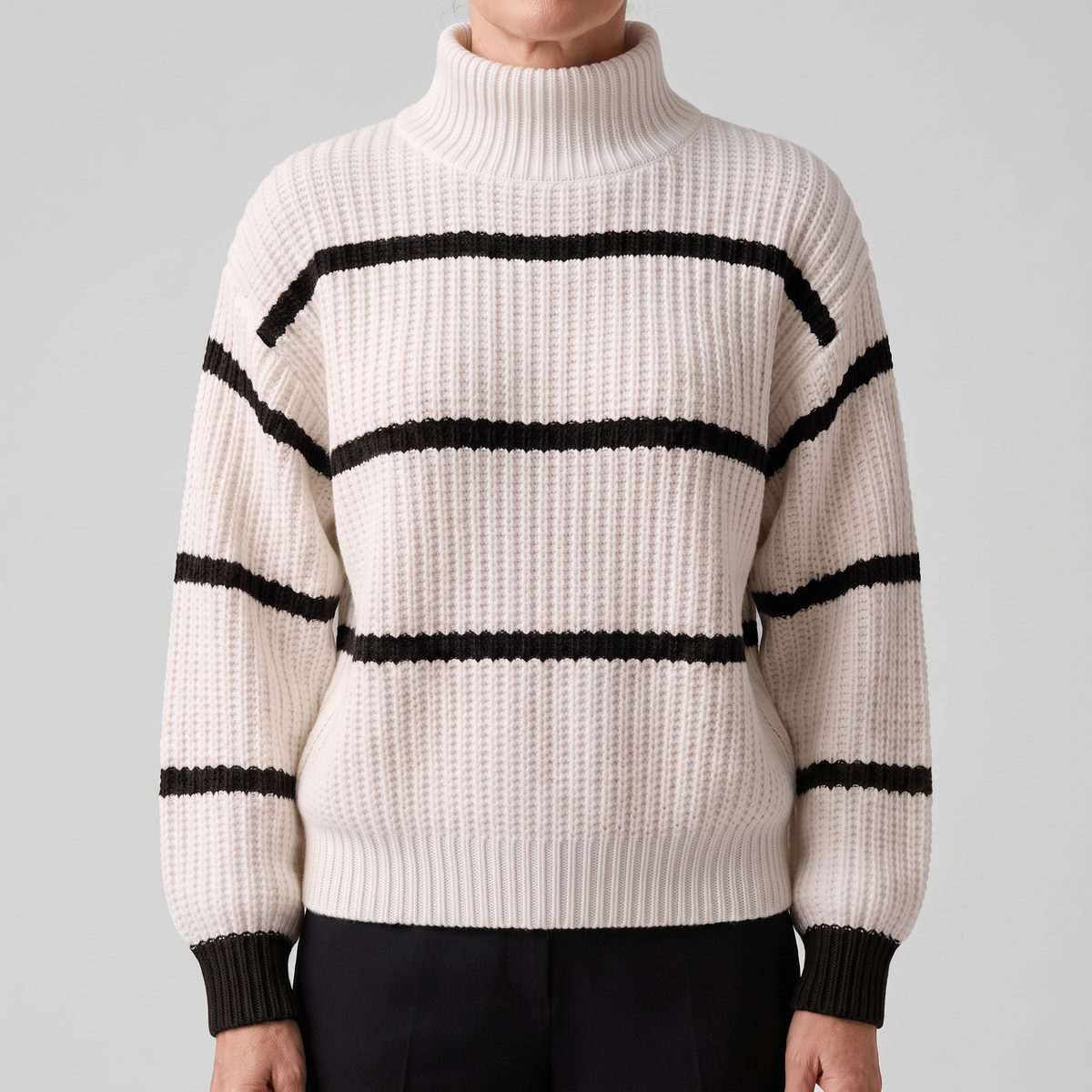 Stribet sweater med ståkrave til kvinder - Blød og moderne