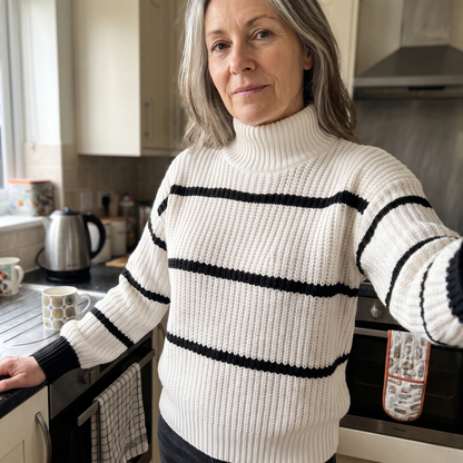 Stribet sweater med ståkrave til kvinder - Blød og moderne