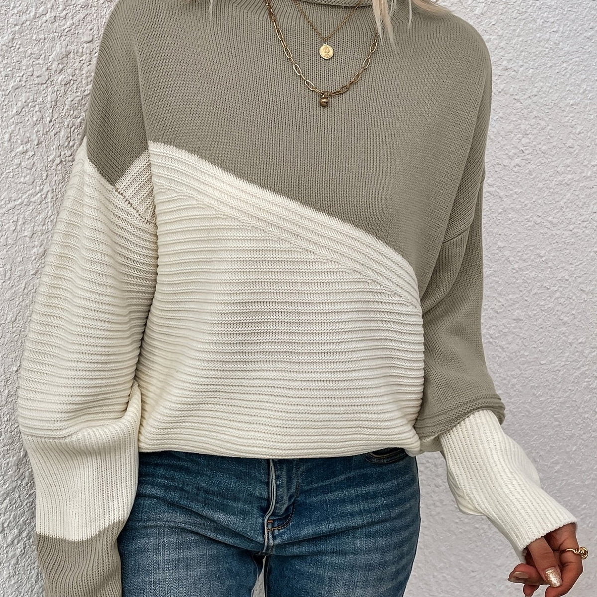 Women's relaxed-fit color-block sweater - Modern and soft