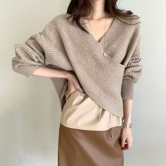 Maglione da donna incrociato con scollo a V e spalle scoperte - Morbido e moderno