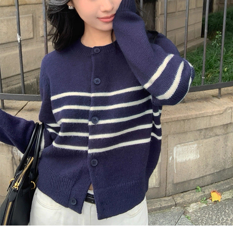 Cardigan da donna in maglia a righe con collo rotondo – Un modello casual e confortevole, ideale per vestirsi a strati ogni giorno