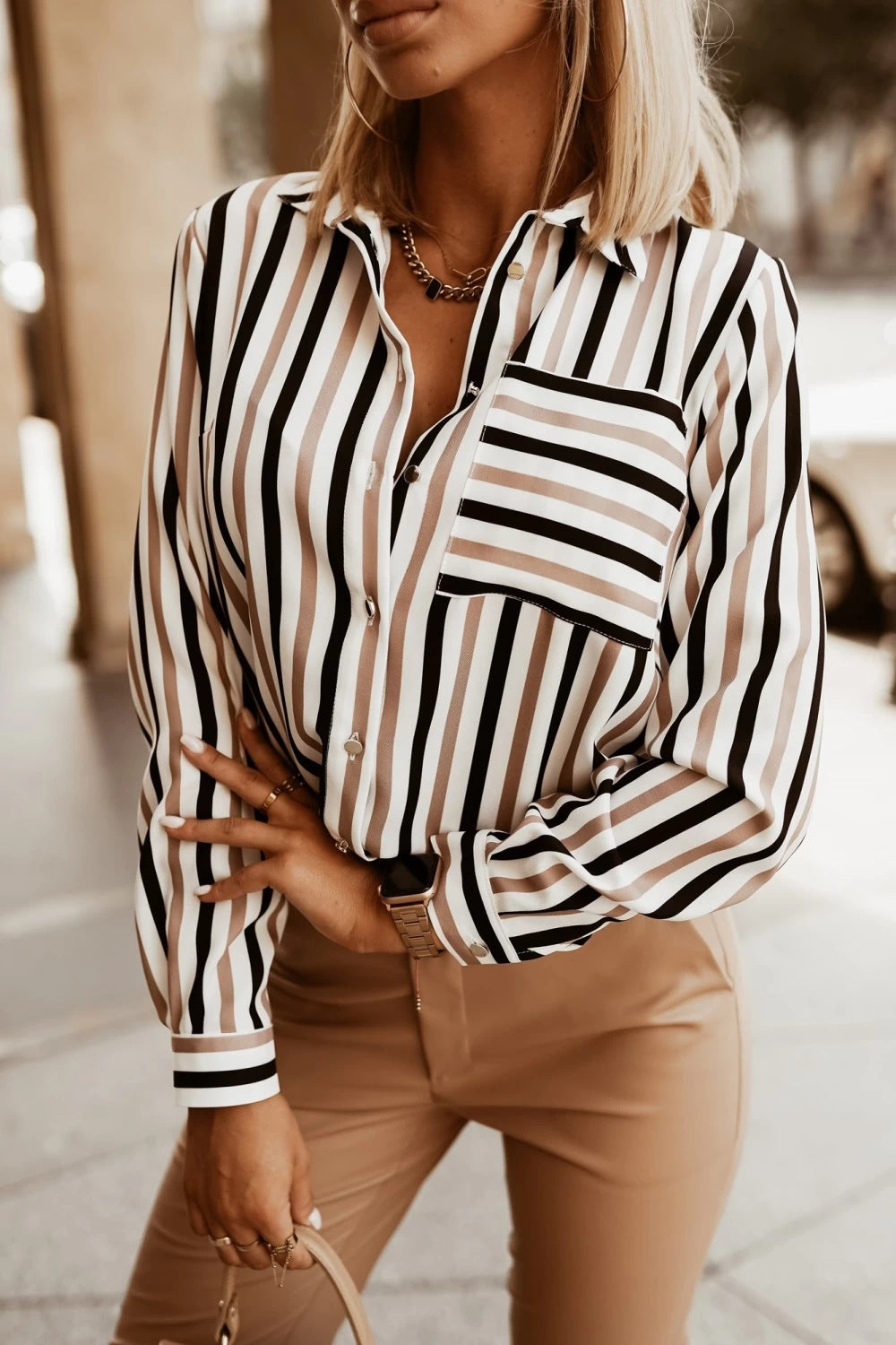 Camisa de mujer a rayas - Con cuello de pico y manga larga