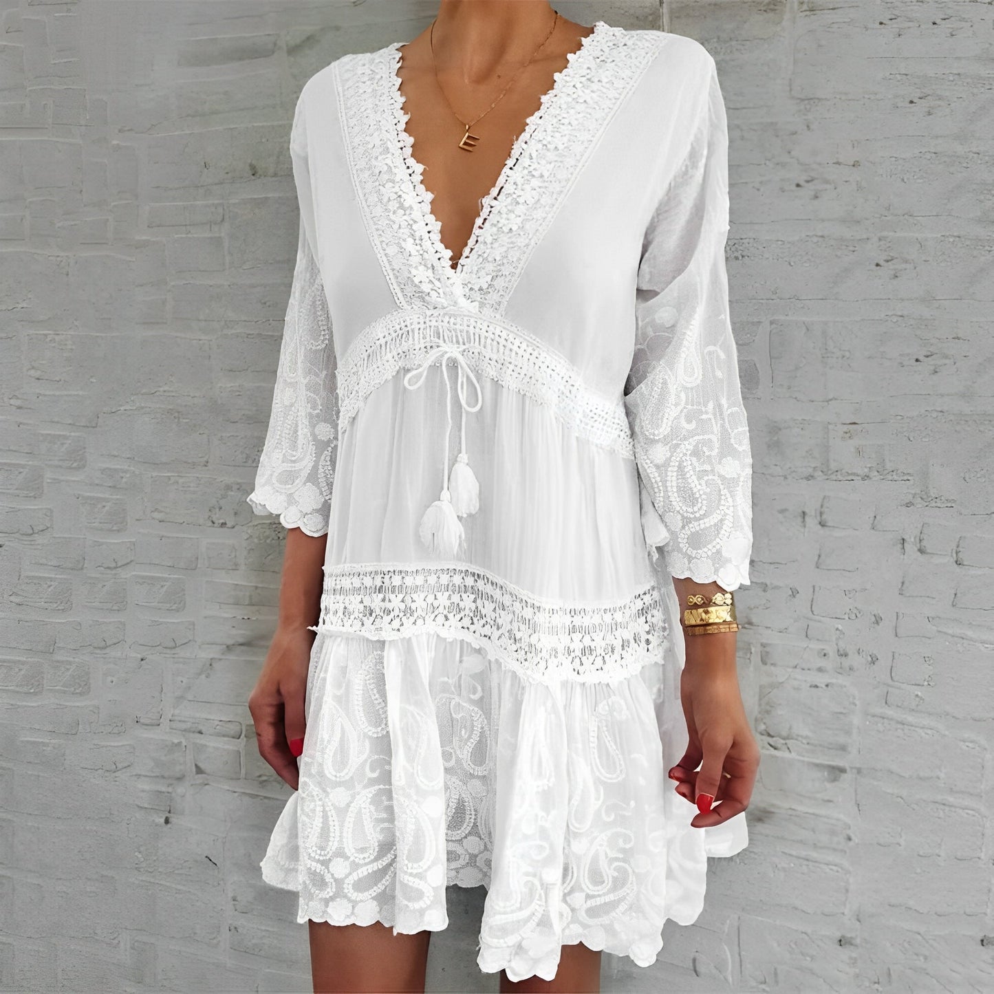 Robe courte à fleurs avec col en V – Élégance bohème et féminine