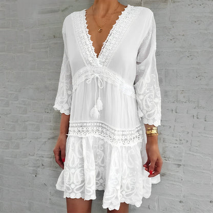 Robe courte à fleurs avec col en V – Élégance bohème et féminine