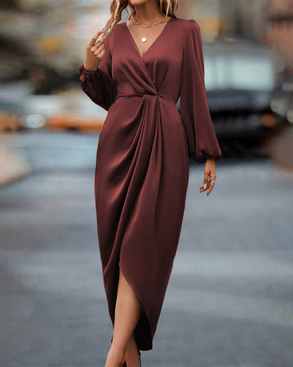 Robe Midi Satinée Élégante à Portefeuille – Col V Manches Évêque Ceinture et Fente