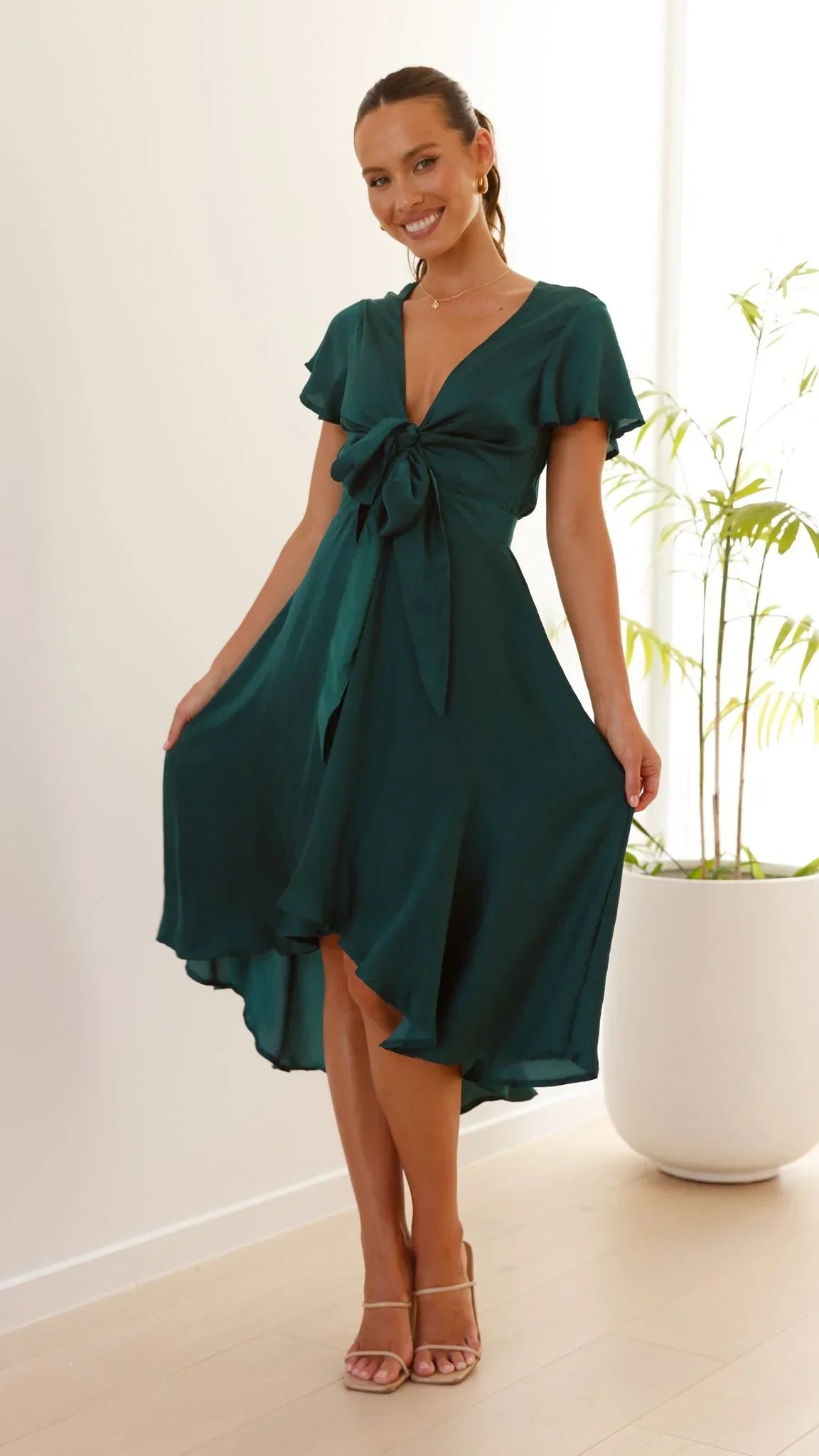 Robe midi satinée élégante à col en V profond pour femme – Manches papillon et jupe fluide asymétrique