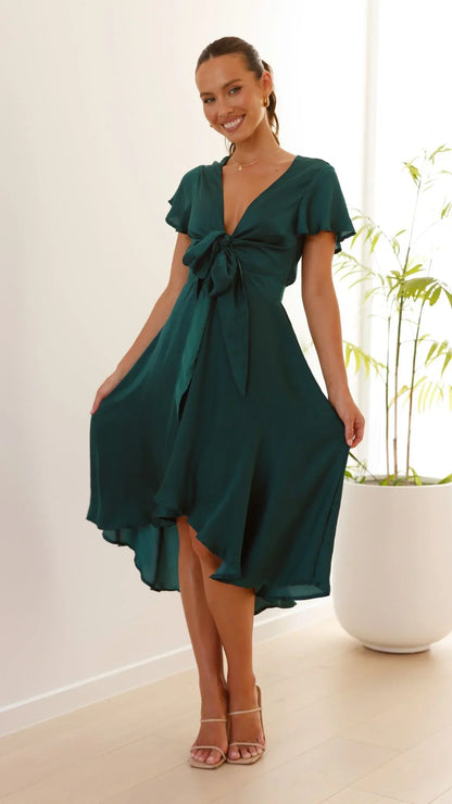 Robe midi satinée élégante à col en V profond pour femme – Manches papillon et jupe fluide asymétrique