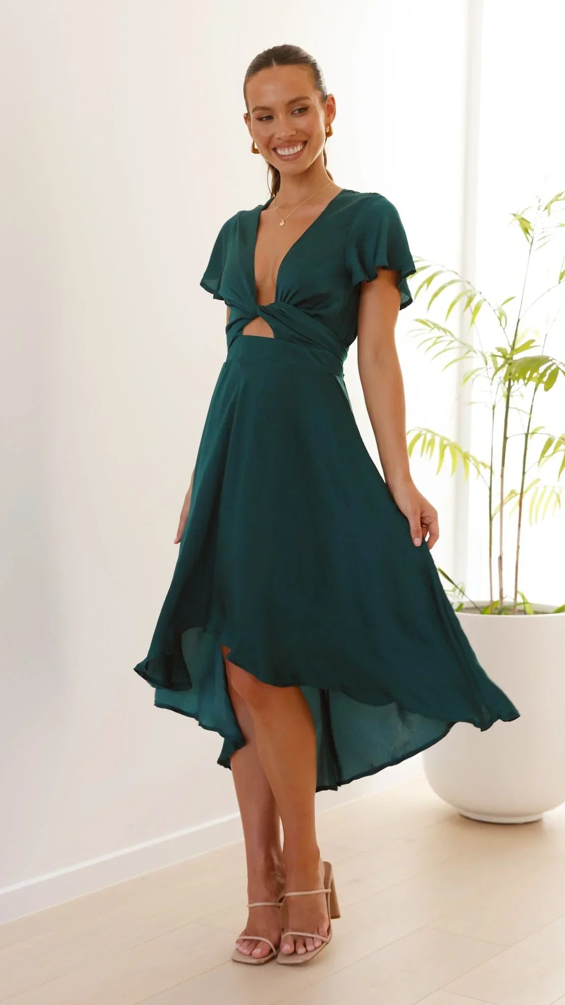 Robe midi satinée élégante à col en V profond pour femme – Manches papillon et jupe fluide asymétrique