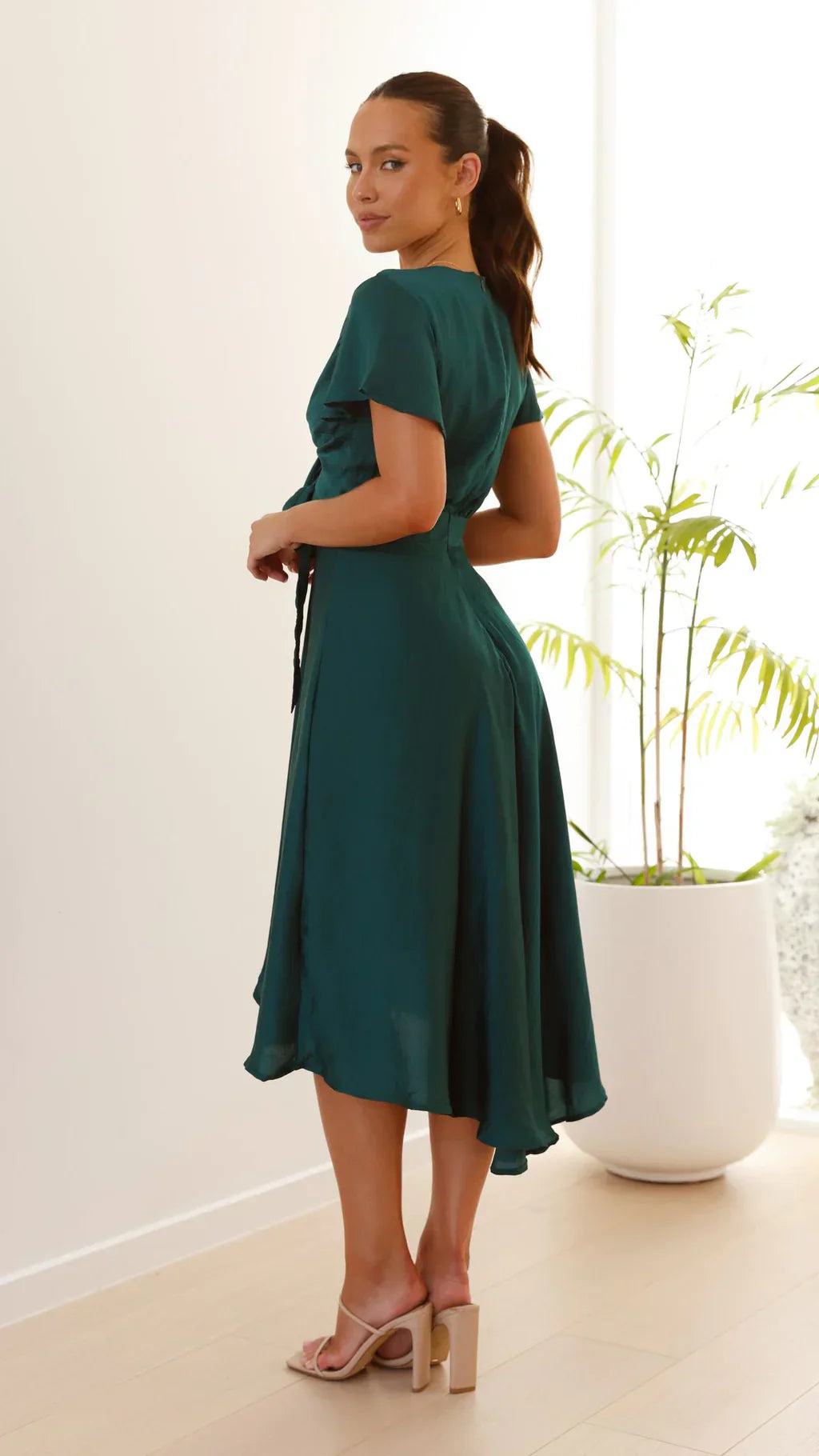 Robe midi satinée élégante à col en V profond pour femme – Manches papillon et jupe fluide asymétrique