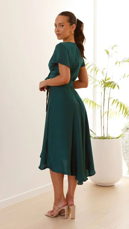 Robe midi satinée élégante à col en V profond pour femme – Manches papillon et jupe fluide asymétrique