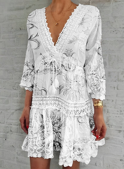 Robe courte à fleurs avec col en V – Élégance bohème et féminine
