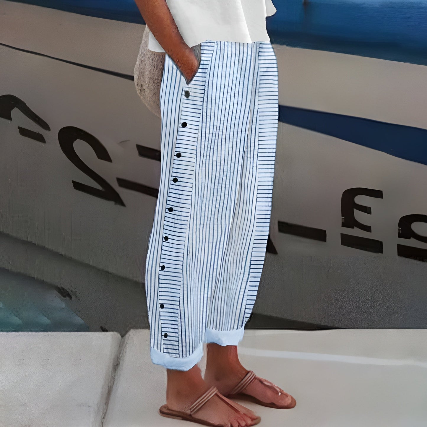 Pantalón de mujer a rayas con botones en contraste - Chic y fluido