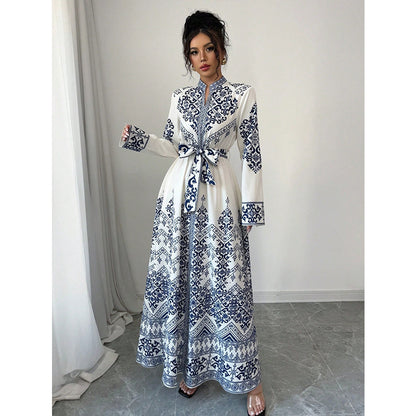 Robe Longue Élégante à Taille Ajustée et Manches Longues – Style Arabe